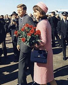 tailleur chanel rose|Tailleur Chanel rose de Jacqueline Bouvier Kennedy.